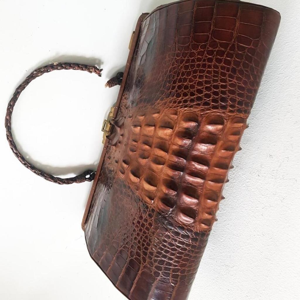 Sehr schöne aber etwas ältere Krokodilleder Handtasche zu verkaufen. Echte Vintage Krokotasche Handtasche aus Croco- Krokoleder.
Leider ist der Tragegurt ( Kordel ) abgerissen siehe Bilder--->

Hier noch die Masse: L= 32 cm, H= 19cm, T= 7,5 cm, schöner Zustand in braun.
Innenfächer, davon 2 mit Reißverschluss, dazugehörige Geldbörse innen eingenäht.
Die Krokotasche hat innen eine Stofffahne mit den Firma Aufdruck
--> Kleinstuben - Genuine -Alligator

Die Fellmütze kann gerne bei Kauf der Krokodilleder Handtasche dazu gegeben werden......