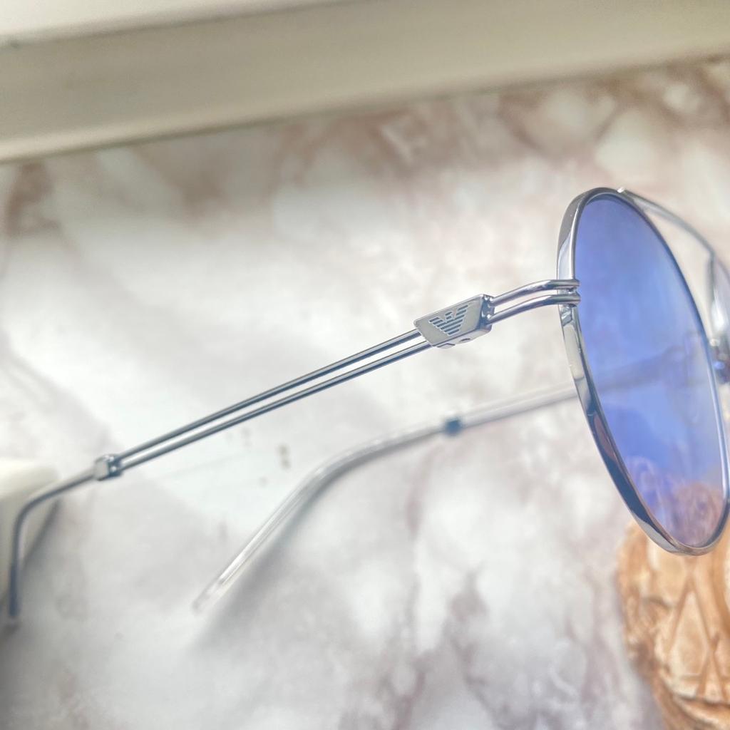 Hallo biete hier eine neuwertige Sonnenbrille von Emporio Armani an.

Die Brille ist ca 20 Tage Alt.

Wurde im Outlet Store für 240€ gekauft.

Da ich diese nicht mehr zurück bekomme,biete ich die für 180€ ( Preis verhandelbar ) an.

Die Brille ist sehr schick.

Ein Versand sowie eine Abholung ist nach vorheriger Absprache möglich.
