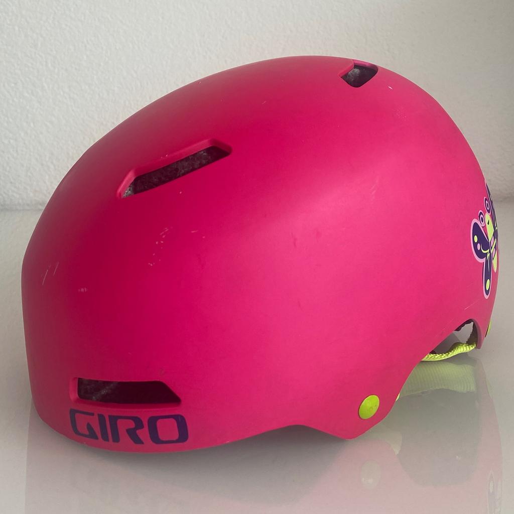 *Größe: 47-51cm, XS*
*Material: ABS-Außenschale*
*Der Helm ist doppelt zertifiziert und eignet sich daher für Fahrrad, Skateboard, Rollerskates und auch Scooter.*