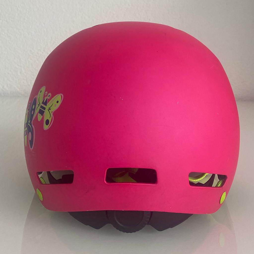 *Größe: 47-51cm, XS*
*Material: ABS-Außenschale*
*Der Helm ist doppelt zertifiziert und eignet sich daher für Fahrrad, Skateboard, Rollerskates und auch Scooter.*