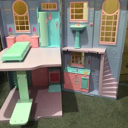Barbie doll house good condition comes with a few barbie dolls to collection b13