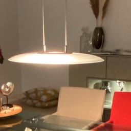 Moderne Pendelleuchte für Ess-oder Wohnzimmer von Studio Italia Design. Sie gibt schönes warmes Licht und ist aus mattem Glas. Maße: 68x48cm.