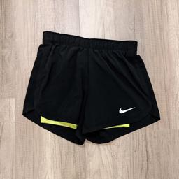 Marke: Nike

Habe sie nur 1x getragen. mir leider mittlerweile zu klein.

Passt sowohl XS als auch S.

Wenn Fragen sind gerne melden☺️

Versand übernimmt der Käufer.
Gerne auch Abholung☺️

Versand: +1,70€