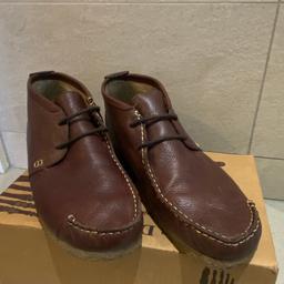 Mens Nicholas Deakins 
size 11
Very good condition 
Worn twice 
Small scratch mark on left boot
Brown