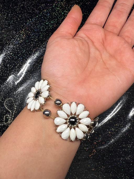 Buy & Sell West Midlands Birmingham - Photos for White flower bracelet