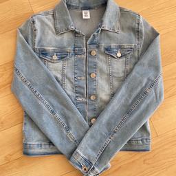H&M kurze Jeansjacke
Gr. 158

selten getragen, Top Zustand

Preis exkl. Versand
Mitnahme bis Lienz möglich