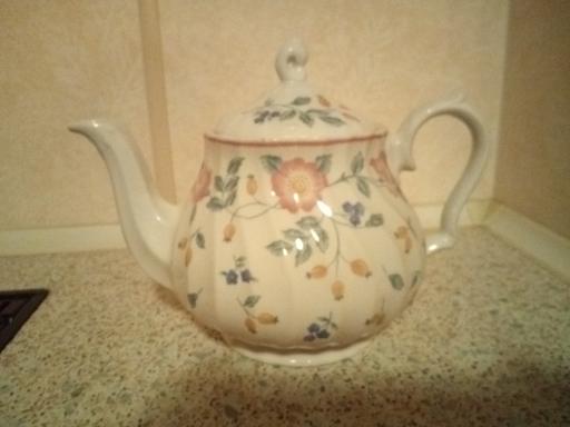 Buy & Sell South East London Well Hall - South East London - Photos for Vintage Briar rose teapot by Churchill