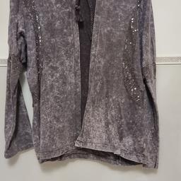 1 x getragen 
sehr stylisch 
auch aus Italien 
NP: 40 € 
Farbe: leicht violett, grau glitzer Details

Versand möglich Porto trägt der Empfänger 💜