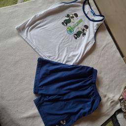 Kann auch zum Schlafen im sommer getragen werden
Muskelshirt und Shorts mit Taschen
Sport boy