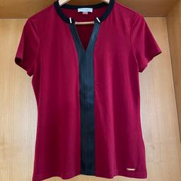Elegantes T-Shirt
Dunkelrot mit V Ausschnitt
Seidiges Material
Größe S