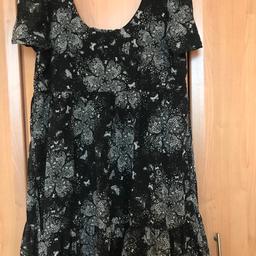 Black and white butterfly and flower print mini dress/long top - really flattering and great maternity top.
Dorothy Perkins
Size 14
Great condition
From smoke free home
Collection from Whitefield Manchester or buyer to pay postage