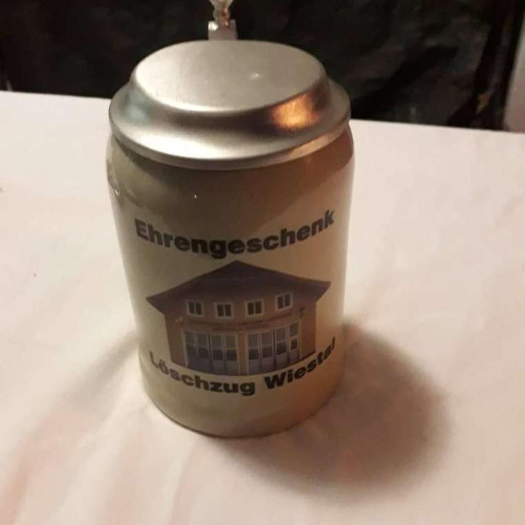 Verkaufe Sammler Bierkrug mit Zinndeckel, aus Ton, Aufschrift "Ehrengeschenk Löschzug Wiestal", 0,5 Liter, sehr guter Zustand.
