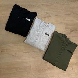 Gr XS
Farbe schwarz/grau/Olivegrün
PUMA Sweaterjacke mit Kapuze und Reißverschluss
Pro Jacke €20