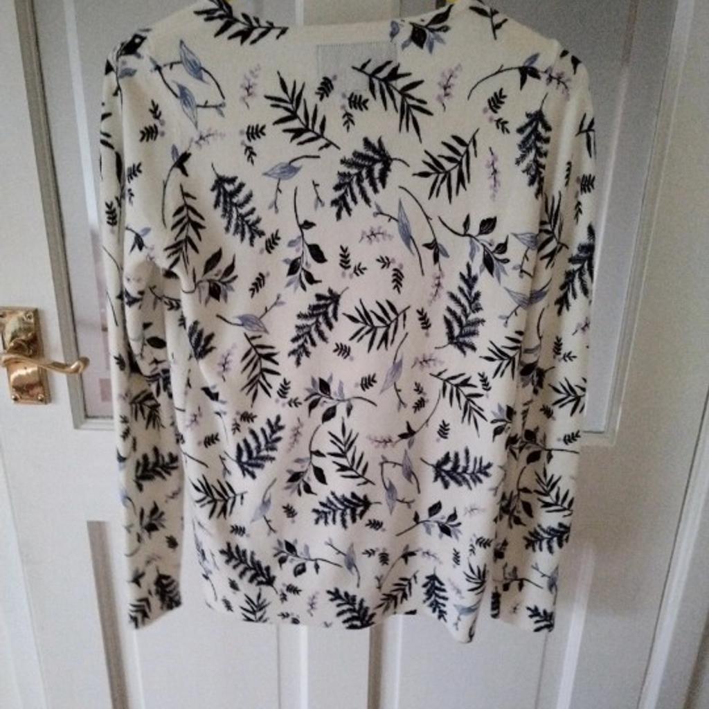 Stunning Ladies thin floral jumper size 8 in excellent condition comes from pet and smoke free home.