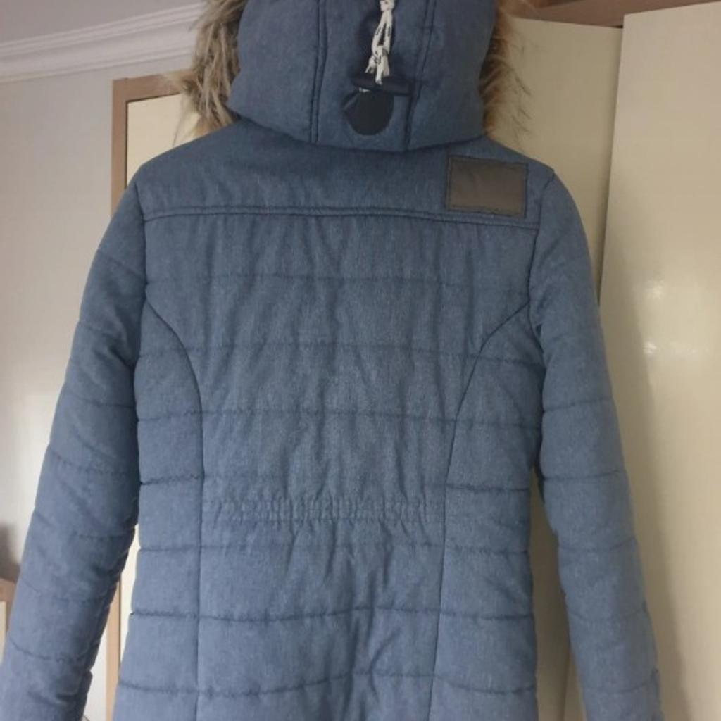 Ladies winter coat with attachable trim in excellent condition comes from pet and smoke free home!