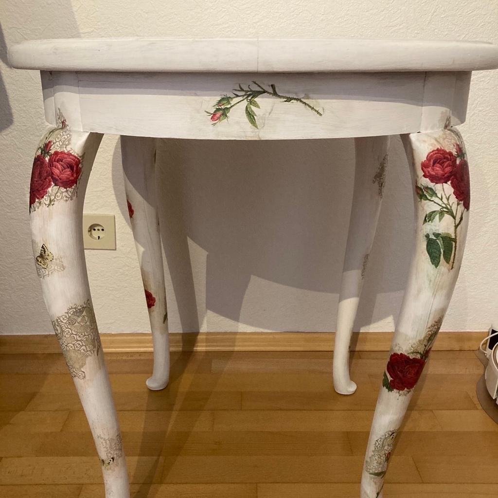 Runder Tisch 60 / 80 hoch
Selbst gestaltet, Servietten Technik
weiß mit roten Rosen