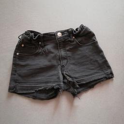 Wenig getragenes tolle Shorts in dunkelgrau v. H&M. Gr. 152.
Versandkosten sind vom Käufer zu zahlen.