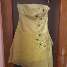 Verkaufe Dressit Damen Abendkleid, Größe L, gefüttert, aus Materialmix, ohne Träger, mit Stickerei und Glitzersteinchen, Gesamtlänge 100 cm, sehr guter Zustand.