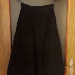 Verkaufe Handgenähter Damen Trachtenrock, Größe 36, in Glockenform, aus feinem Velourleder, gefüttert, mit 2 Eingriffstaschen, Gesamtlänge 70 cm, ungetragener Zustand.