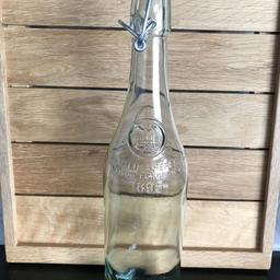 French bottle, embossed with 'Geyer Freres Maison Fondee En 1895' and a chateau in a lozenge on the neck. Glass bottle with Kilner style swing and clip top stopper which gives a strong airtight seal for liquids, including fizzy ones. Ideal for display or reuse for drinks, wine, olive oil etc.

750ml capacity. Lovely condition. Used once. From a smokefree and petfree home. 