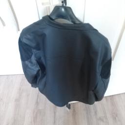 Jacke schwarz Art Leder
mit Kapuze 1 Mal getragen
ohne kapuze neu
Größe L
Preis pro Stück 40€