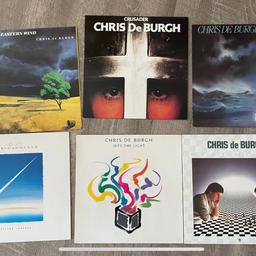 Chris de Burgh Vinyl Sammlung - 6 Alben / LP‘s.

Ich biete hier 6 Schallplatten von Chris De Burgh aus einer Sammlungsauflösung (Nachlass).

Alle Platten sowie Hüllen sind in einem sehr guten, gepflegten Zustand. Minimal Gebrauchspuren an den Hüllen können aufgrund des Alters vorhanden sein, jedoch keine Beschädigungen wie Risse.

Folgen LP sind enthalten:

- Crusaders (1979)

- Eastern Wind (1980)

- Best Moves (1981)

- The Getaway (1982)

- Into the Light (1986)

- Flying Colours (1988)

Selbstabholung oder Versand.
Der Versand erfolgt als versichertes DHL Paket für 6,99€.

Privatverkauf aus Sammlungsauflösung, keine Rechnung, keine Rücknahme