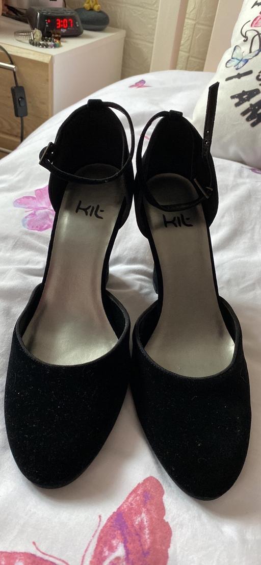 Buy & Sell Essex Harlow - Photos for Stunning velvet embroidered shoes