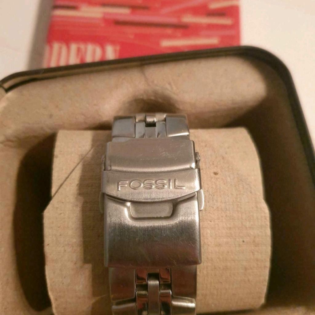 Zum Verkauf steht hier eine silberfarbene Armbanduhr der Marke Fossil.
Inklusive Geschenkbox.

Machen Sie mir gerne einen Preisvorschlag.

Abholung in Frankfurt Ostend.

Bei Fragen oder weiteren Bildern gerne schreiben.