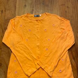 Selten getragene orangene Weste mit Knopfleiste vorne von Here & There in Größe 170/176. Versand gegen Aufpreis möglich.