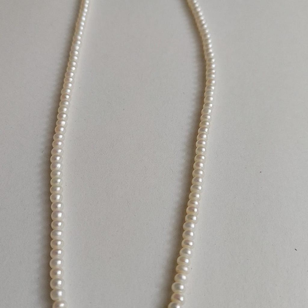 Echte Perlen Collier mit 585 echt Gold Mittel Teil in ❤️ Form.
die länge beträgt 40cm

Wie auf den Bildern zu sehen ist in einem Sehr guten Zustand.