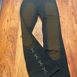Selten getragene schwarz / braune Jeans von C&A mit Schnürung unten an den Beinen hinten in Größe 164. Versand gegen Aufpreis möglich.