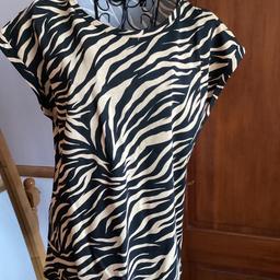 Dorothy Perkins 
Leopard print top
Size 14
Turn back at arms no sleeves 
Round neck
New without tags
Collection or postage available