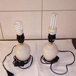 Verkaufe 2 Tischlampen aus Glas-Keramik in Top-Zustand.

Maße:
35 cm hoch
15 cm Durchmesser