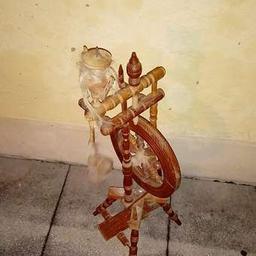 Verkaufe altes Spinnrad aus Holz in sehr gutem Zustand.

Maße:
95 cm hoch inklusive Spindel
35 cm tief
30 cm breit
