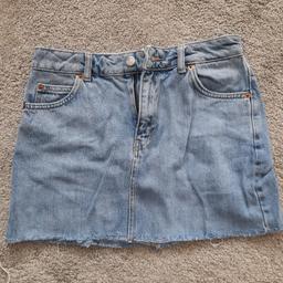 Topshop Denim Mini Skirt 8 Petite. Very good occasionally worn condition. Zip fastening, front and back pockets. Ragged distressed hem detail. Medium blue wash. From smoke and pet free home. Check out my other items. Happy to combine postage for multiple purchases when possible or collection from DL5. Thanks for looking.
