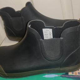 Very comfortable black rubbery/welly type boot with khaki green and red sole.