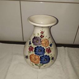 Verkaufe Wechsler Tirol Keramikvase, handbemalt, sehr dekorativ, 22 cm hoch, 17 cm Durchmesser, 11 cm Durchmesser oben, sehr guter Zustand.