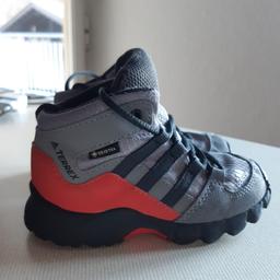 Adidas Terrex, Goretex und Eco Ortholite, perfekt für Wandern.
Die Schuhe sind in einem guten Zustand (leichte Gebrauchsspuren).