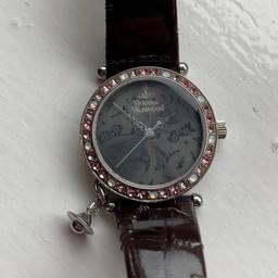 Ladies Vivienne Westwood orb grey dial quartz watch. New battery fitted in the Swiss Ronda 1 jewel movement in working order. The strap is very well worn would benefit with a new one. I’m not sure if it’s the dial colour but it seems to be misty behind the crystal. No box or papers. Will post 1st class recorded delivery. Thank you.