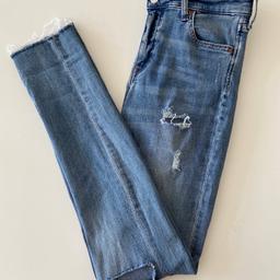 Hellblaue Skinny Jeans von H&M, Größe ist mit 28 angegeben. 2 Taschen vorne und hinten. Je 1 Loch am Knie, am linken Bein 1 Loch am Oberschenkel. Used Look. Leicht stretchy. Länge Innenbein 78 cm, Hüftweite einfach 35 cm. 99 % Baumwolle, 1 % Elasthan.