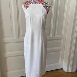 Weißes Sommerkleid von vero moda, sehr edel. Weißes Unterkleid mit Oberstoff, tolle Struktur. Hinten Reißverschluss bis ca. zum Hintern. Länge 110 cm. Größe ist mit M angegeben. Das Kleid ist neu mit Etikett. Neupreis 39,95 €. 100 % Polyester.