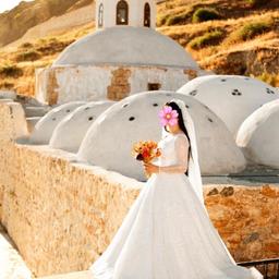 Das Brautkleid ist eine Sonderanfertigung aus der Türkei. Hat keine Flecken, Risse oder Ähnliches. Das Brautkleid hat keinen Schleier und keinen Reifenrock mit dabei. Es wurde nach dem tragen auch nocheinmal zur Reinigung geschickt.