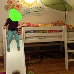 Halbhohes Kinderbett mit Rutsche und Leiter. Kann als normales Bett umgebaut werden. Ist schon abgebaut. Wurde an def Wand befestigt.