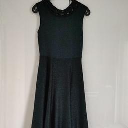 Damenkleid von Orsay..grün / schwarz glänzend... Größe M.. ist aber kleiner geschnitten eher Größe 36.. Versand innerhalb Österreich möglich.. Versand zahlt der Käufer .