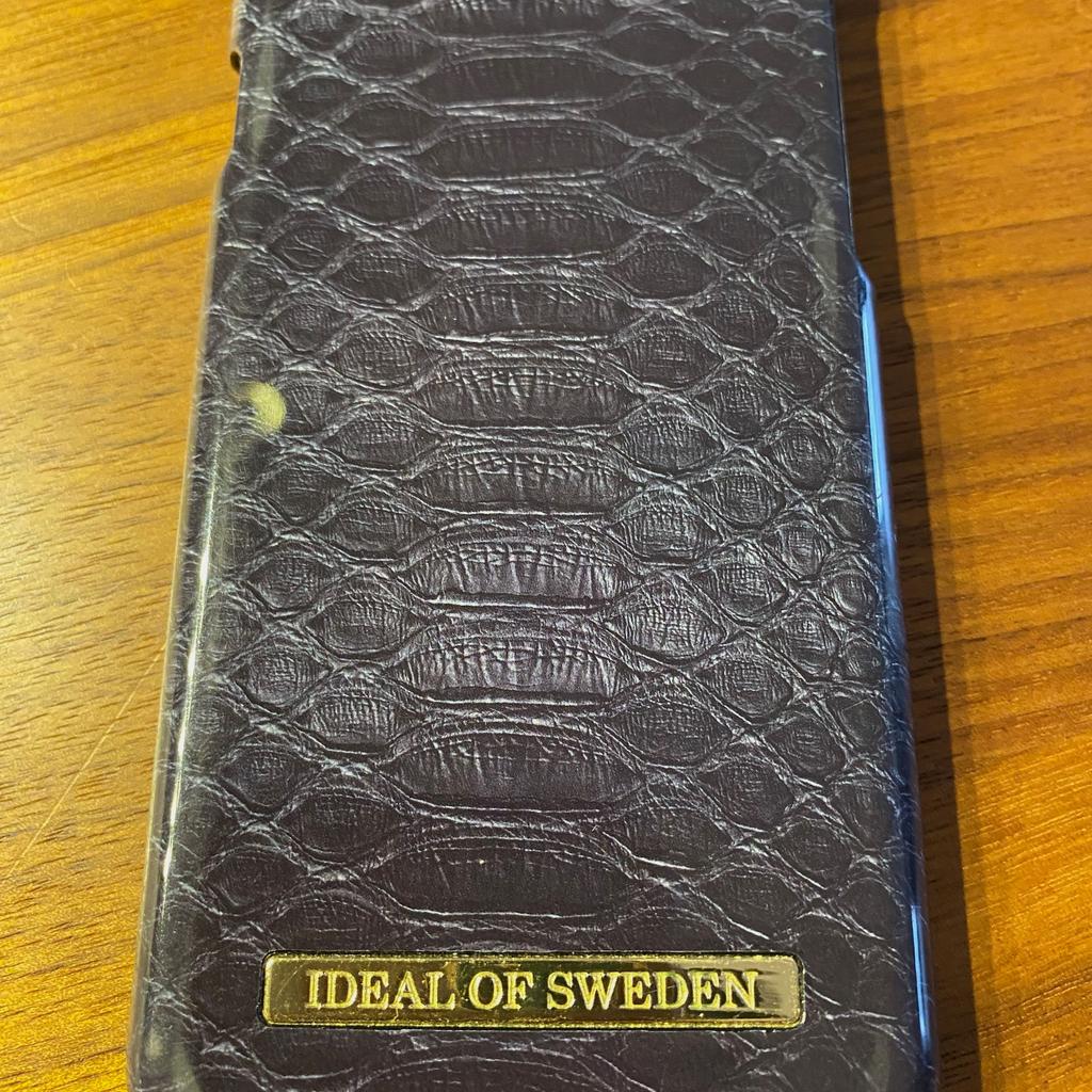 Biete ein schönes schwarzes Case mit Schlangenmuster von iDeal of Sweden für das iPhone 7/8.
Hat normale Gebrauchsspuren.
Befindet sich aber in einem guten gebrauchten Zustand.

Nichtraucherhaushalt.

Da Privatverkauf, kein Umtausch/Reklamation möglich.

Versand gegen Gebühr möglich.