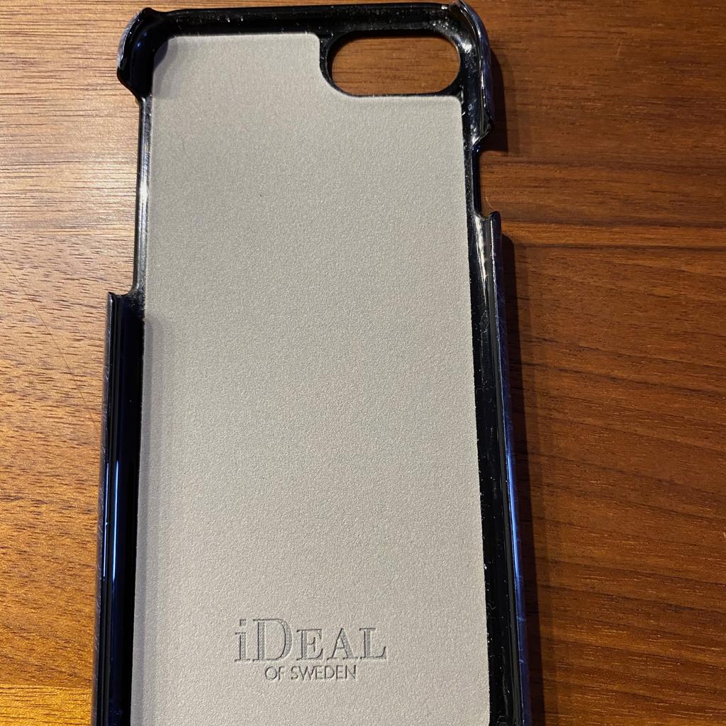 Biete ein schönes schwarzes Case mit Schlangenmuster von iDeal of Sweden für das iPhone 7/8.
Hat normale Gebrauchsspuren.
Befindet sich aber in einem guten gebrauchten Zustand.

Nichtraucherhaushalt.

Da Privatverkauf, kein Umtausch/Reklamation möglich.

Versand gegen Gebühr möglich.