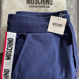Verkaufe eine nagelneue Herren-Jogginghose in Blau von Moschino mit Etikett. Kaufbeleg vorhanden.
Schriftzug an der Außenseite und an der Gesäßtasche. (UVP des Herstellers 189€!)
Selbstabholung in Altötting, Versand möglich.