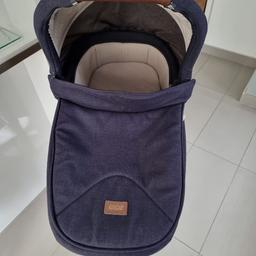 Mamas&Papas flip carrycot, in very good condition. Comfy, protective and buslrstung in style in Navy.