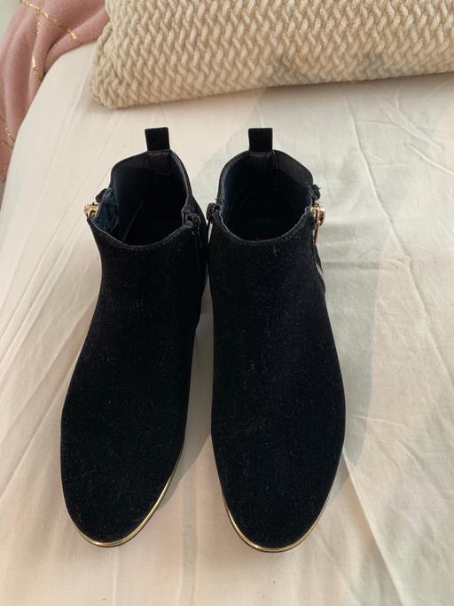 Buy & Sell North West London Dollis Hill - North West London - Photos for New look suede gold zig boots size 7 £20