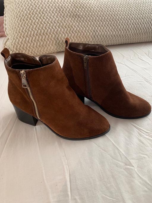 Buy & Sell North West London Dollis Hill - North West London - Photos for New look gold zip suede boots (7) £20